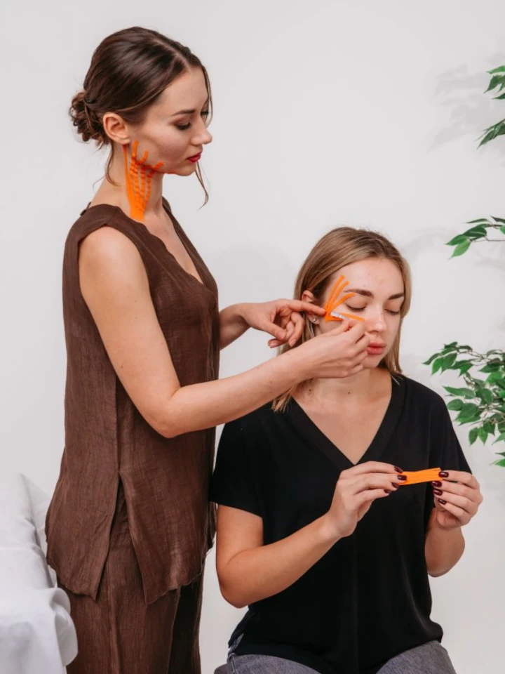 Come applicare il taping sul volto dei clienti