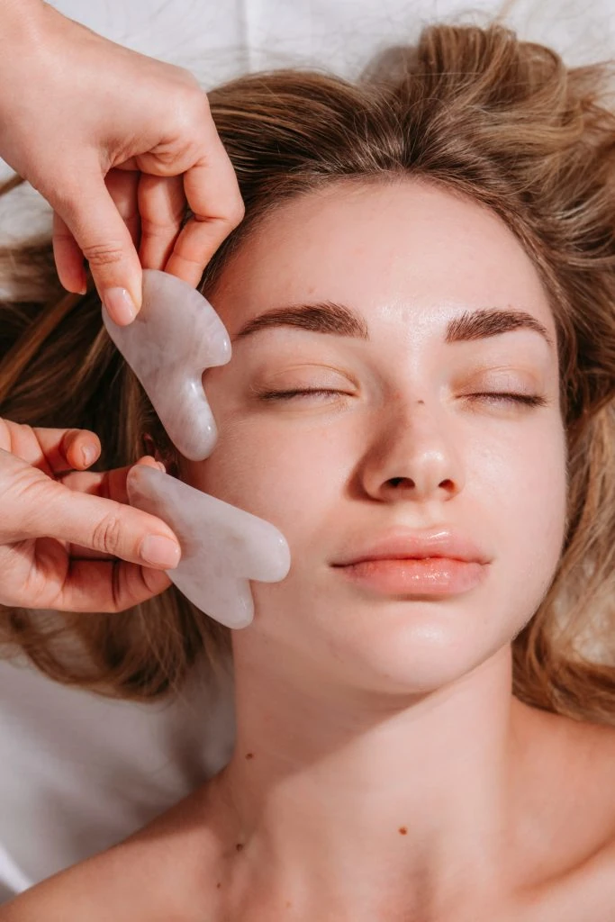 Gua Sha con 2 pietre a cuore, 2 funghi e la riflessologia facciale con bastoncino