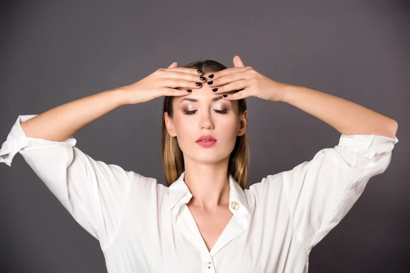 Donna che esegue un massaggio facciale per lifting manuale naturale