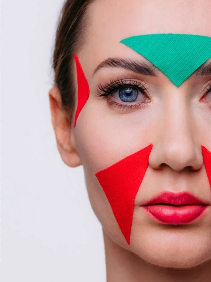 I cerotti anti-rughe di k-taping sul viso