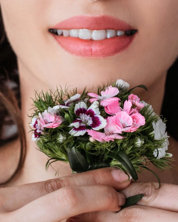 Viso sempre stanco dopo i 35 anni? Ecco la vera causa e come rimediare. 2 Donna ha sconfitto il viso sempre stanco con massaggi facciali